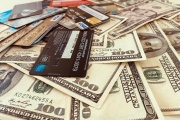 El Gobierno subió el dólar tarjeta a $950 y lleva los impuestos al 155% del valor oficial