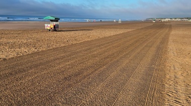 La barredora de arena trabaja en las playas de Necochea a doble turno