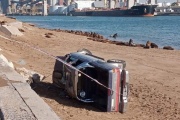 Una camioneta se despistó en la Escollera Sur y volcó hacia la colonia de lobos