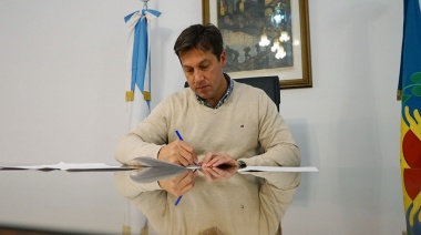 El intendente y sus funcionarios firmaron el decreto para bajarse los sueldos