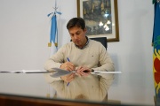 El intendente y sus funcionarios firmaron el decreto para bajarse los sueldos
