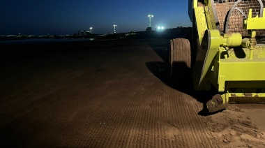 El municipio limpia las playas de Quequén ante la invasión de algas rojas