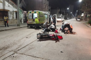 Dos jóvenes resultan hospitalizados tras chocar en la playa mientras huían de Tránsito