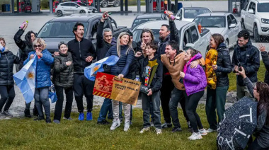 Alegre recibimiento a Thiago Palotini en su llegada a Necochea, tras ser campeón en Ecuador