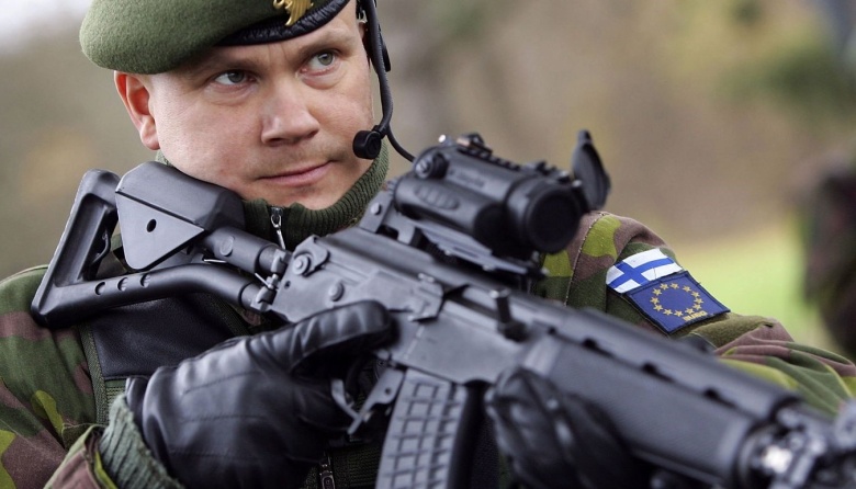 La siempre neutral Finlandia, vecina de Rusia, se sumó a la OTAN