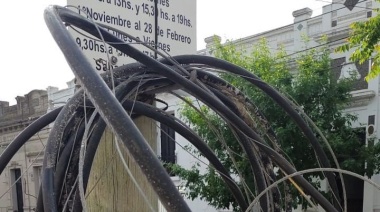 Un vecino cortó los cables que afeaban su fachada y dejó a la manzana sin servicio