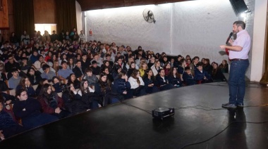 Fasta realizó una jornada sobre Inteligencia Artificial en el Teatro Municipal