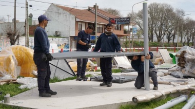 Comenzó el montaje del juego del velero en la nueva Plaza del Puerto
