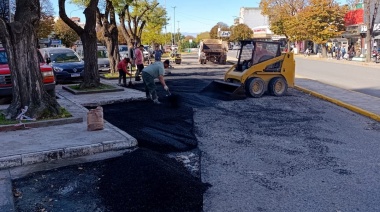 El municipio sigue con los trabajos de bacheo en las dársenas de estacionamiento céntricas