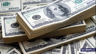 Sin freno, el dólar blue cruzó por primera vez la barrera de los 400 pesos