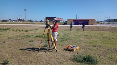 Comenzaron los trabajos de medición para nivelar la Pista Municipal de Atletismo