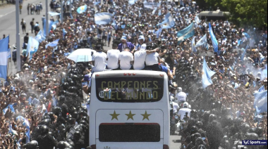 Argentina revolucionada: La Selección celebra en caravana junto a una multitud