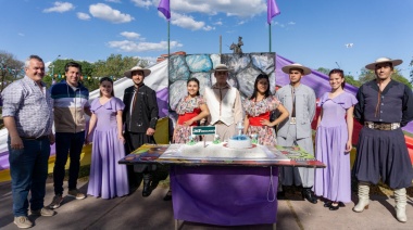 Vecinos y turistas se congregaron en la plaza para cortar la torta del aniversario