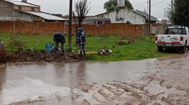 Trabajos de las cuadrillas de Obras Sanitarias para solucionar problemas de agua y cloacas