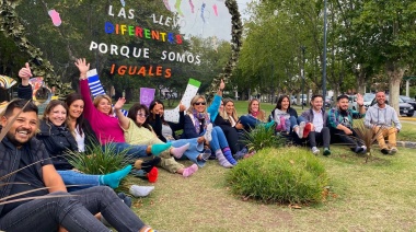 Medias distintas y de colores llamativos celebran la diversidad en la Plaza Dardo Rocha