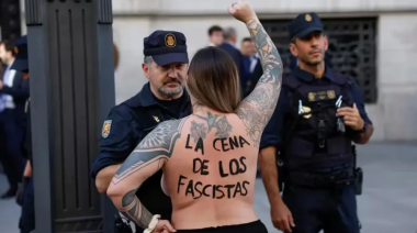 Feministas semidesnudas y un cono de papas fritas gigante para protestar contra Milei