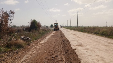 Las máquinas del Emsur mejoran los accesos a la Playa Municipal de Camiones