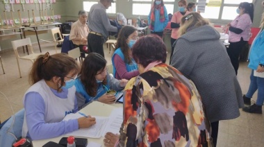 Mientras la OMS anuncia el fin de la pandemia, 90 vecinos se vacunaron en Fernández