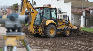 Por convenio con vecinos, el municipio construye cordón cuneta en la calle 79