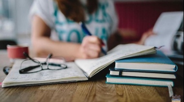El municipio relanzó el programa de becas para estudiantes superiores y universitarios
