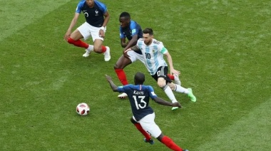 Camiseta titular y árbitro polaco para la Selección Argentina en la final del Mundial