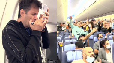 Revolución en el aire: Ciro Martínez tocó el himno en un avión rumbo a Qatar