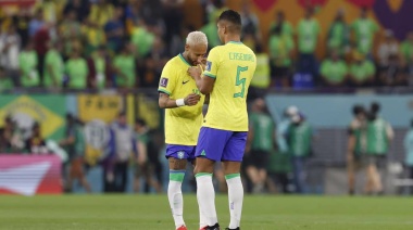 Polémica en Brasil: Qué le dio Casemiro a Neymar para que aspire en pleno partido