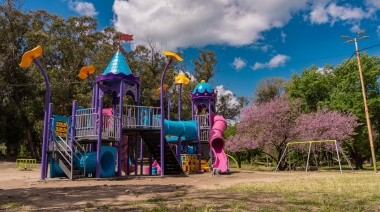Las familias necochenses ya disfrutan de los nuevos juegos del Parque Miguel Lillo