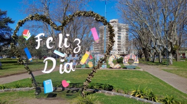 El municipio agasaja a los y las docentes con una intervención en la Plaza Dardo Rocha