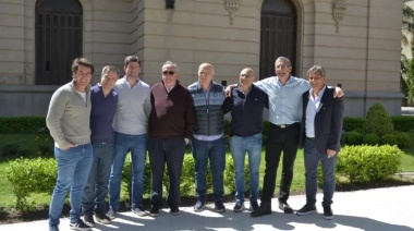 Grindetti prometió a los intendentes recuperar el ferrocarril de Puerto Quequén