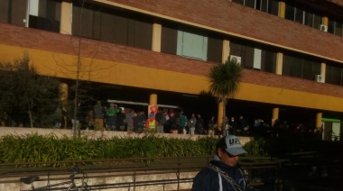 Sin control: largas filas y sin distanciamiento en el Centro Cívico