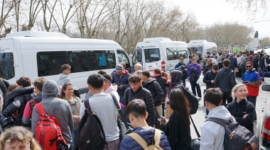 El Intendente y las familias recibieron a la delegación que viajó a los Juegos Bonaerenses