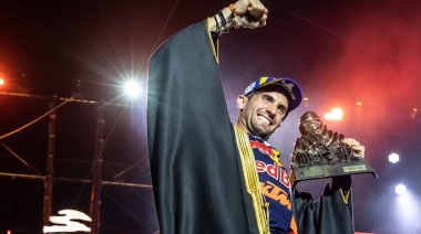 El argentino Kevin Benavides ganó su segundo Dakar y festejó vestido como Messi