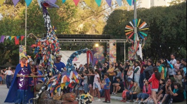 Una muestra épica hecha desfile deslumbró a una multitud en el interior del Festivalódromo  