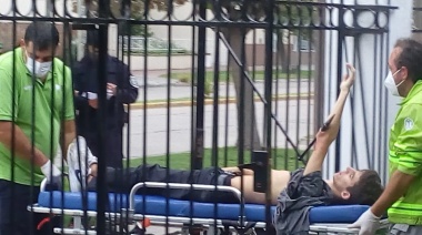Imágenes sensibles: Un joven cruzó para recuperar un buzo y se clavó a una reja