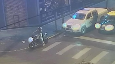 Escapaba de un control policial en una moto robada y murió tras chocar contra un patrullero