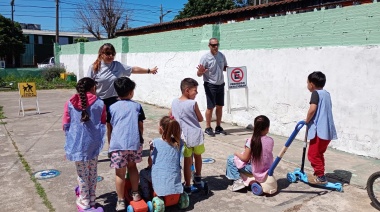 Alumnos del Jardín Nº 909 aprendieron sobre tránsito con un circuito para bicicletas y monopatines