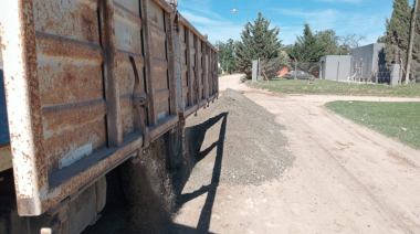 El Emsur realiza importantes trabajos de engranzado y riego en calles de tierra