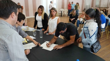 Otras 70 familias locales serán propietarias gracias a un nuevo acto de escrituración