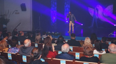 Se vivió una emotiva vigilia por el 25 de Mayo en el Teatro Municipal