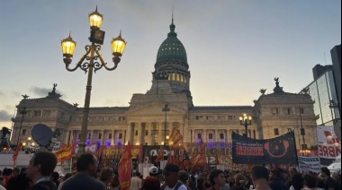Organizaciones protestaron frente al Congreso en la previa del discurso de Milei