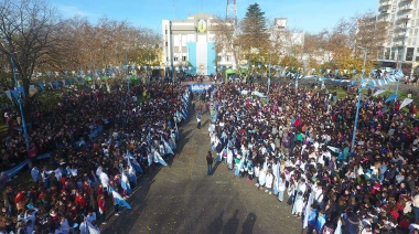 Miles de alumnos de todo el distrito prometieron lealtad a la bandera