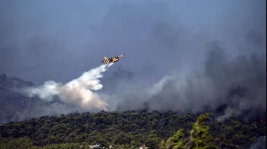 Grecia combate el mayor incendio del que haya registro en la Unión Europea