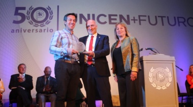 Arturo Rojas recibió un reconocimiento en el acto por el 50° Aniversario de la Unicen