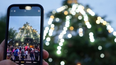 Con árbol iluminado y pesebre, se inauguró el nuevo paseo navideño de Quequén