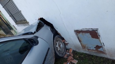Un auto se incrustó en el comedor de una casa intentando evitar un bache
