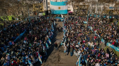 La Plaza se vistió de celeste y blanco para recibir la promesa de 1600 estudiantes