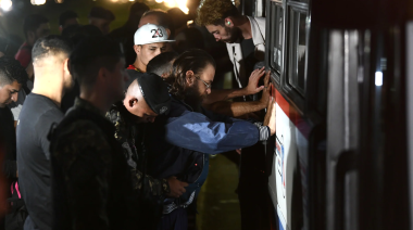 La bonaerense cachea a los pasajeros que utilizan el transporte público