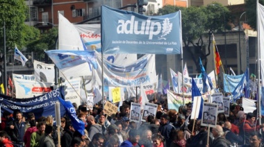 Docentes anunciaron tres días de paro en todo el país y una marcha nacional