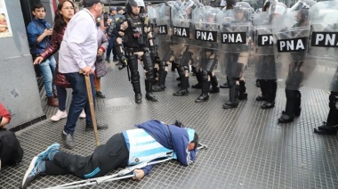 La Policía reprimió a los jubilados durante la marcha contra el veto de Milei